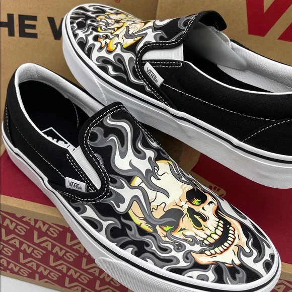 Vans WMNS Classic Slip-On
Flame Skull Black/True White
VN0009Q7BMX Sneakers - Picture 14 of 16